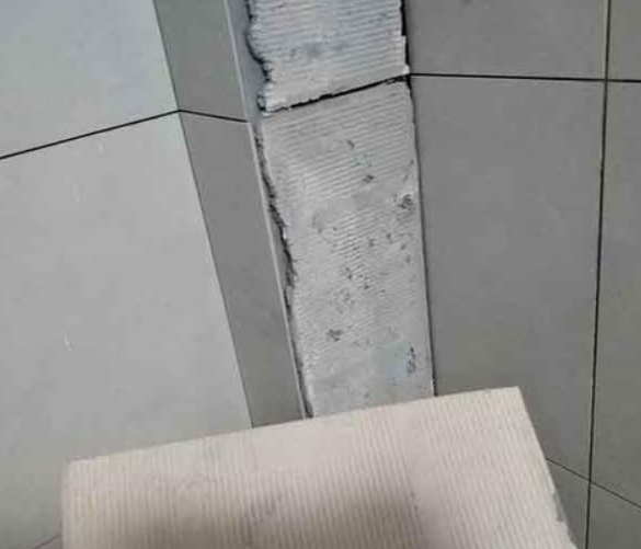 玉屏瓷砖空鼓维修公司分享下厨房瓷砖脱落的补救措施。